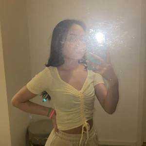 Gul t shirt  - T shirt med drag sko. 