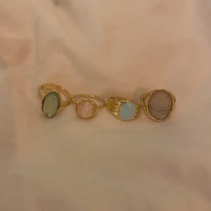 Ringar - Säljer dessa fina ringar!✨ Dem är aldrig använda och sälj pga dem är försmå för mig, skulle säga att dem passar en S/M(17-18mm).                         En ring= 20kr 2st=35kr 3st=50kr 4st=70kr💗 Köparen står för frakten(9kr).             ❌2&3 är sålda❌