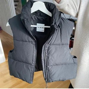 Väst  - !Intressekoll!  Skitsnygg matt svart väst från zara, helt slutsåld i alla butiker och online. Superskön och puffig i Storlek XS-S. Perfekt nu till våren och sommaren 😍 💕 ( kan skicka fler bilder på dm) ☺️ buda på dm. BUD: 500kr + frakt 