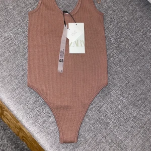 Ny trendig body ✨ -  •Helt ny, lapparna står kvar •Storlek: Xs-S (passar Xs enligt mig). Elastisk •Märke: Zara. Slutsåld online & i butikerna •Nypris 159 kr. Säljer för 80 kr 🚫Djurfritt och rökfritt hem 📍Kan mötes upp i Mölnlycke 📬Kan skickas mot fraktkostnad (24 kr)