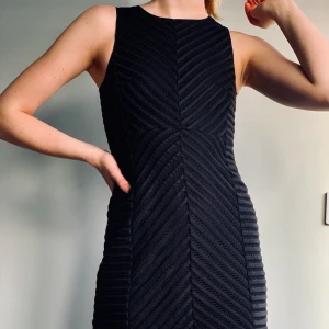 Svart finklänning  - Jätte fin svart middagsklänning i möstertyg. Perfekt till utekvällen eller vid andra situationer där du vill känna dig lite mer graciös och vacker. ☺️ 