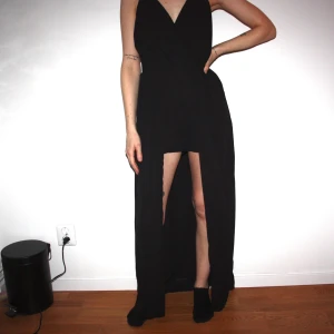 Byxdress BIKBOK XS - Byxdress med långt tyg i bak. Ser ut som en klänning baktill. Väldigt fin! Aldrig använd. Storlek XS.