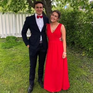 Balklänning - Ännu en balklänning! V-ringad röd chiffong. Jag är 166 cm lång & den är perfekt längd med klackar :) Strl 38/M med resår i ryggen, passar därför mindre & större! Budgivning från 200! Kemtvättad & bra skick❤️ 