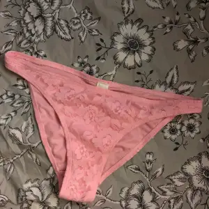 Söt rosa bikiniunderdel med detaljer som framhäver rumpan, säljer för att den e för liten. Det är s men skulle säga att den är liten i storleken 💗 toppskick och frakt tillkommer, säljer matchande överdel!!!