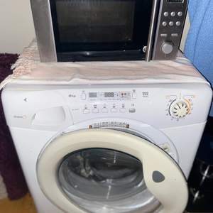Säljer min tvättmaskin och mikro pågrund av flytt. Båda är i bra skicka och funkar utmärkt. Tvättmaskin har endast lite rost på botten. Kan endast hämtas på plats