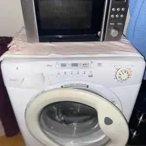 Säljer min tvättmaskin och mikro pågrund av flytt. Båda är i bra skicka och funkar utmärkt. Tvättmaskin har endast lite rost på botten. Kan endast hämtas på plats