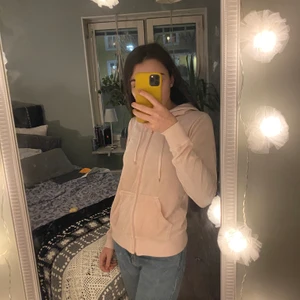 Cubus zip hoodie XS - En rosa zip hoodie från Cubus. Säljs pågrund av att jag knappt använder den.