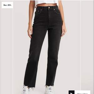 Svarta jeans från NA-KD som är tillfälligt slut på hemsidan ,säljer för dom är för korta för mig (därför jag tar bilder från internet) bara använda 2 gånger 💕