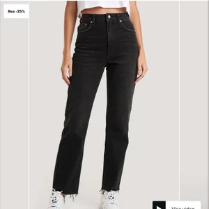 Svarta jeans  - Svarta jeans från NA-KD som är tillfälligt slut på hemsidan ,säljer för dom är för korta för mig (därför jag tar bilder från internet) bara använda 2 gånger 💕