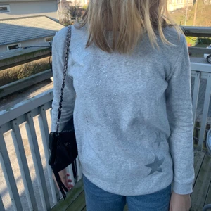 Tröja med stjärnor - Jätte fin tröja med stjärnor som liknar tröjorna från Zadig💕 storlek 146-152 men ganska stor i storleken så skulle säga att den passar storlek XS☺️ buda från 100kr💞