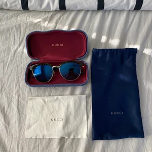 GUCCI Solglasögon!! - Hej, säljer (ÄKTA) GUCCI solglasögon köpta på synsam för 3800kr. Har haft dom i 2 år men har inte använt dom så mycket för är aldrig ute;) jag har tyvärr inte kvittot kvar men du kan se att det är äkta på den sista bilden.