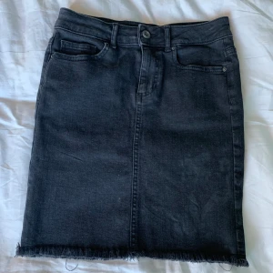 Svart kjol - En jättefin svart jeanskjol i stretchigt material. Den är från Pieces i storlek Xs men som sagt mycket stretch så skulle säga att den även passar S. Inte använd speciellt mycket och är därför i fint skick. Säljs pga att den inte kommer till användning💕💕