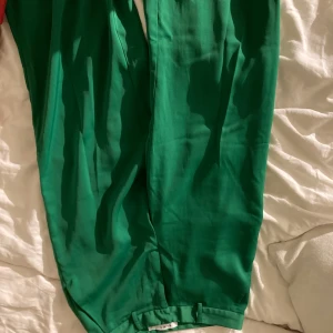 gröna raka kostymbyxor - super snygga gröna raka kostymbyxor ifrån NAKD!! aldrig använda! säljer då de aldrig kommer till användning av mig🍐😫 innerbensläng på ungefär 73cm