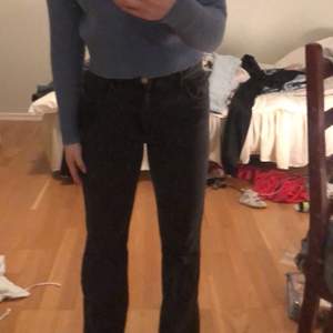 Svarta jeans från ASOS, mer åt det lågmidjade hållet, sitter fint, lite flare, bra skick, perfekt längd för mig (162), köpare står för frakt!🥰