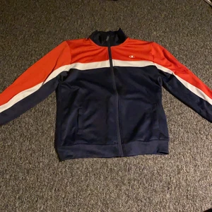 Champion tröja - 90 tals träningsset ifrån champion i strolek 150 till 155 cm(11-12år) Kontakta vid frågor!