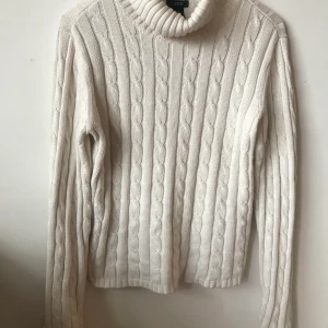 Vit Polo - Vit mjuk polo med seglarstuk, perfekt för vårkvällarna! 100% bomull! 