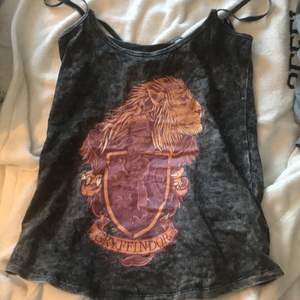 Ett JÄTTEFINT Harry Potter linne från EMP men den e förstor. Storlek XS men jättestor i storleken och köpte den för 239kr, du betalar frakten 