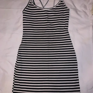 Randig sommarklänning  - Randig klänning med öppen rygg, fin och perfekt till sommaren, storlek S