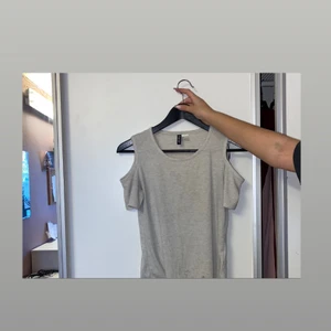 En jättefin tröja  - En jättefin tröja med trekvarts armar där axeln är öppen. Storlek S