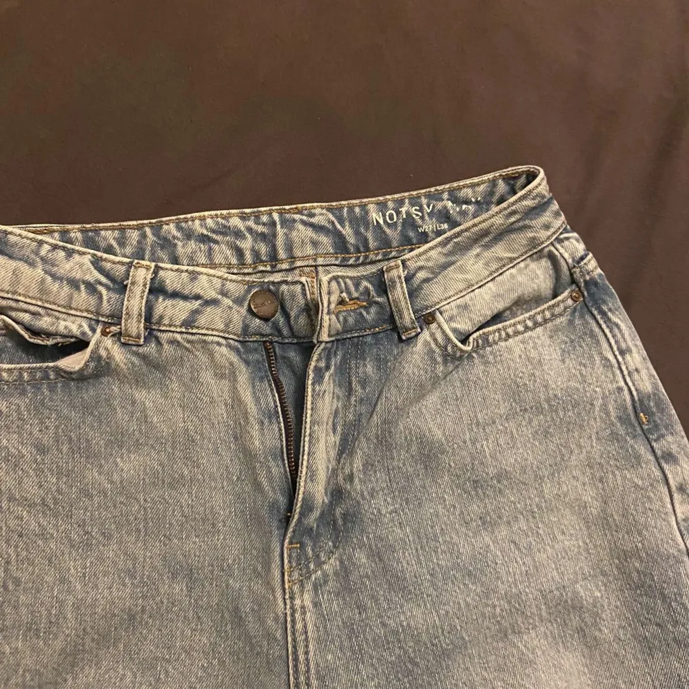 Jag säljer dessa superfina ljusblåa jeans i storlek 27/36 från Noisy may. Säljer pga att jag har två exemplar. De är i superfint skick och endast använda cirka 3 gånger. Passar folk mellan ungefär 170-180 cm långa. Om fler är intresserade så får man buda i kommentarerna💗💗. Jeans & Byxor.