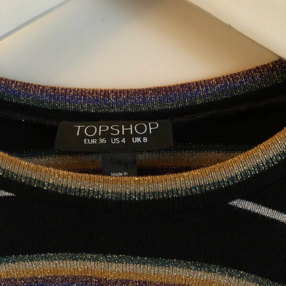 Glittrig tröja från Topshop i strl S. Material: Lite meshliknande. Köparen står för frakten❤️. Toppar.