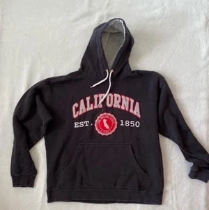 California-Hoodie - Svart California-hoodie med rött tryck.