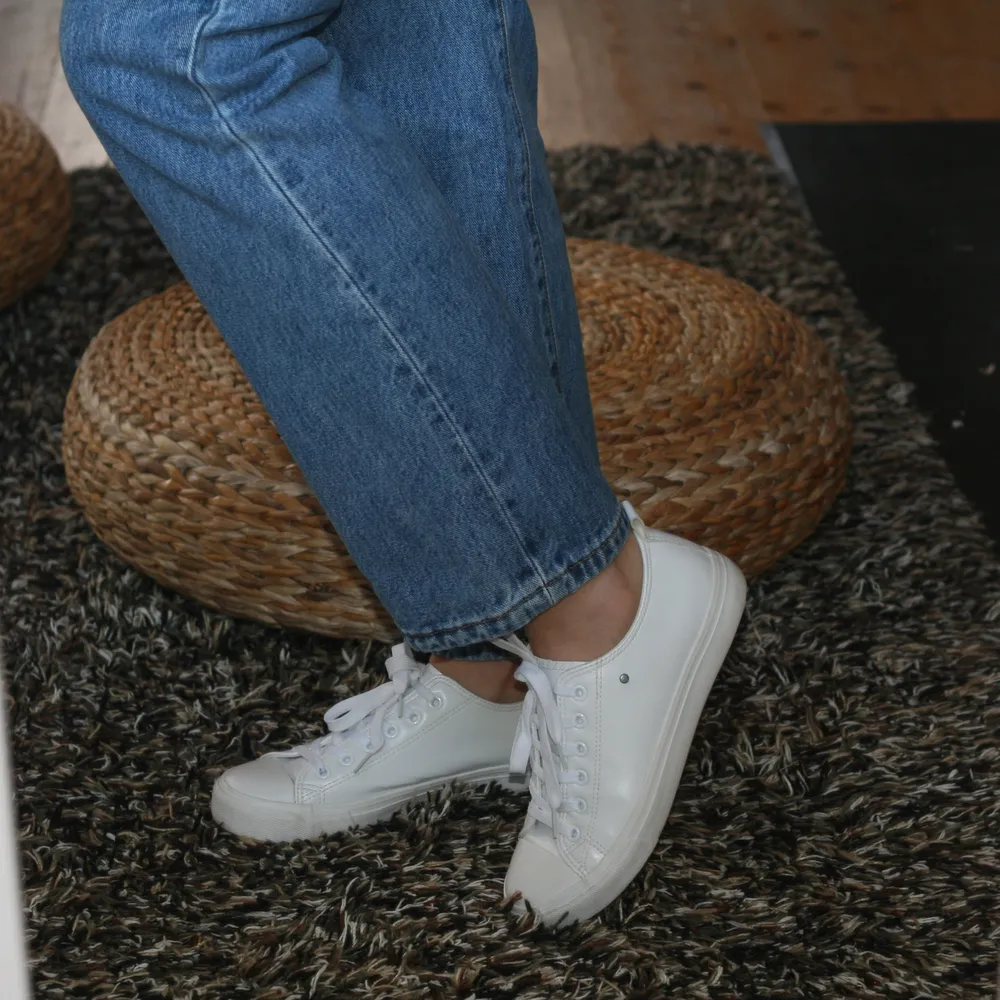 Sneakers i veganskt läder från Matt & Nat. Köpta på Sellpy, ser oanvända ut. Storlek 39, men något små i storleken så det är därför jag säljer dem.. Skor.
