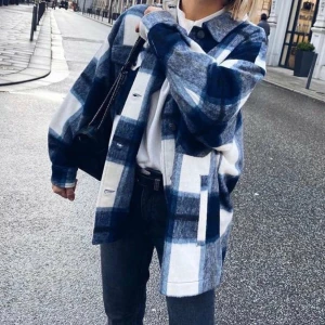 Rutig jacka från zara - Rutig skjortjacka från zara som passar perfekt nu till våren💛 Köpt förra året för 600kr och är bara använd ett fåtal gånger✨ Passar allt från xs-m beroende på hur man vill att den ska sitta✨ Köparen betalar frakt💛