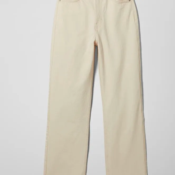 Ett par jätte fina jeans från weekday i modellen rowe färgen är den vit/beiga alltså den ljusa varianten av beige. Fint skick. (Slutsålda på hemsidan) köparen står för frakten spårbar 66kr. Budgivning pågår slut idag 7/3 23,00, högsta bud 180kr. Jeans & Byxor.