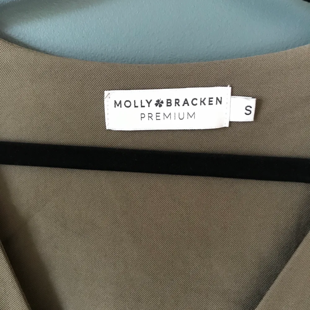 Molly Brackens byxdress från deras premium kollektion. I använt men gott skick. Säljer den då den blivit för trång över armarna. . Jeans & Byxor.