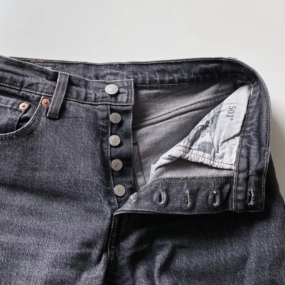 Ett par klassiska Levi’s 501:or i färgen ”Cabo fade” vilken är en mörkgrå färg. De är endast använda och tvättade 1 gång. Storleken är 25 i midja och 26 i längd. 1% elastan i modellen, så lite stretch. Se sista bilden för passform, lånad från Levi’s hemsida. Betalning med swish. Köparen står för frakt, ca 79kr.. Jeans & Byxor.