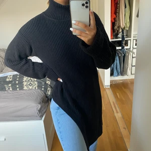 Lång stickad tröja från GinaTricot - En svart lång stickad tröja från Gina Tricot. Använd 1-2 gånger 