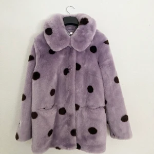 Faux fur jacket Från Jakke - Faux fur jacket från märket Jakke. Använd en gång. Köpt för drygt 1300kr. Lila med svarta prickar. Väldigt bekväm! ÄLSKAR den, säljer endast för kommer inte till användning, frakt ingår! 