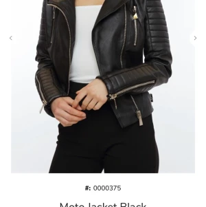 Moto jacket Black - säljer min skinnjacka från chiquelle, köpte den frö ungefär ett år sen i storlek M men den har blivit alldeles för liten nu! Men den var otroligt bekväm att ha på sig och verkligen inte värd att kasta bort.