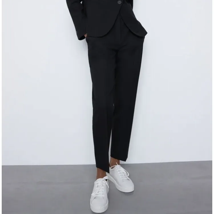 Ett par svarta kostymbyxor från Zara Woman. Storlek 34/XS. I fint skick förutom en liten fläck på baksidan men den syns knappt! 99kr inkl frakt! . Jeans & Byxor.