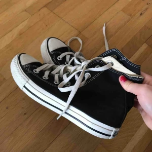 - Svarta converse som är rena och hela. Lite skavda på vissa ställen men syns inte när man har på sig dem. Kan mötas upp annars får köparen stå för frakten 🤙🏽🤙🏽