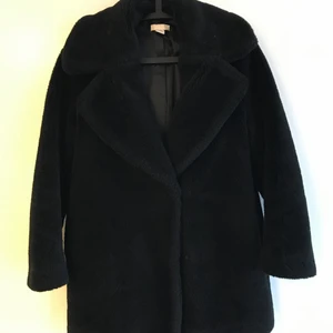 Pälsjacka - Svart pälsjacka från hm i storlek 38. Kan mötas upp i örebro annars står köparen för frakten 