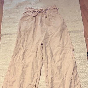 Linné byxor  - Säljer ett par fina linne byxor som är ljusrosa! Syns inte så bra på bilden men kan skicka bättre bilder! Dem passar en xs och är ganska vida! Pris 150kr eller bud