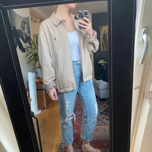 Ralph Lauren jacka! Fri frakt! - Skitsnygg RL jacka! Fri frakt inom Sverige eller kan hämtas på Södermalm! 📦 Unisex! Personen på bilden är 172 cm lång och har valt upp armarna. 