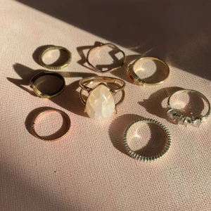 Ringar - Ett antal ringar, 20 kr för alla eller 5 kr för den stora och 3 kr/styck för de små!