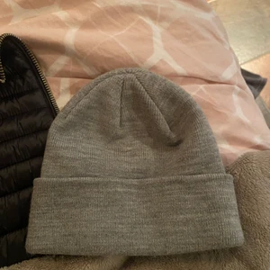 Grå mössa - En helt vanlig grå mössa som jag säljer då jag ej får använding av den<3