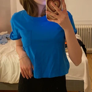 Topp från H&M - Säljer denna t-shirten från H&M. Den är blå och väldigt snygg. Storlek xs men sitter snyggt på mig som har xs/s. Nypris 79:- Mitt pris 25:- INKL frakt!