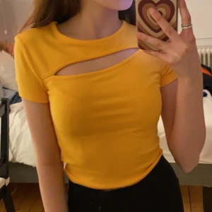 Topp från Gina - Säljer denna skitsnygga toppen från GinaTricot. Älskarrr men kommer tyvärr inte till användning. Storlek xxs men sitter snyggt på mig som är xxs/s. Nypris 199:- Mitt pris 40:- INKL frakt!✨