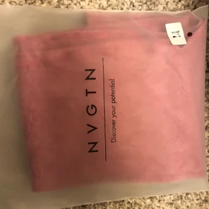 Nvgtn leggings helt nya med prislapp - Helt nya träningstights från NVGTN i M. Säljer då jag köpte en för stor storlek. Köpta från deras sida och är superfina, dock helt slutsålda. Hör av dig vid frågor :)