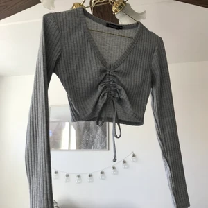 GRÅTT SET - Leggings och topp i bra skick, aldrig använt då de är för liten storlek. De är storlek M/L men jag skulle mer säga att det är S/M. Både topp och leggings ingår i priset!