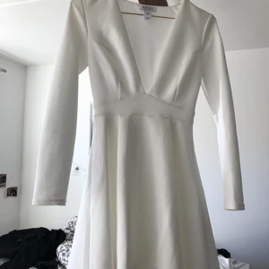 STUDENTKLÄNNING XS - nu säljer jag min älskade studentklänning i storlek XS. Den är normal i storleken och väldigt skön! Säljes då jag gått upp i vikt.