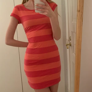 Randig klänning  - Söt randig klänning från HM. Aldrig använd pga inte min stil. Har fått en oklar fläck vid nyckelbenet ungefär, se sista bilden. Annars som ny. Storlek 158-164, men passar bra på mig som är 173 cm lång. Skick 7/10. 