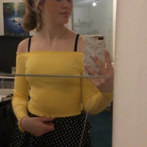 Gul off shoulder topp - Gul off shoulder top från ginaticot, knappt använd
