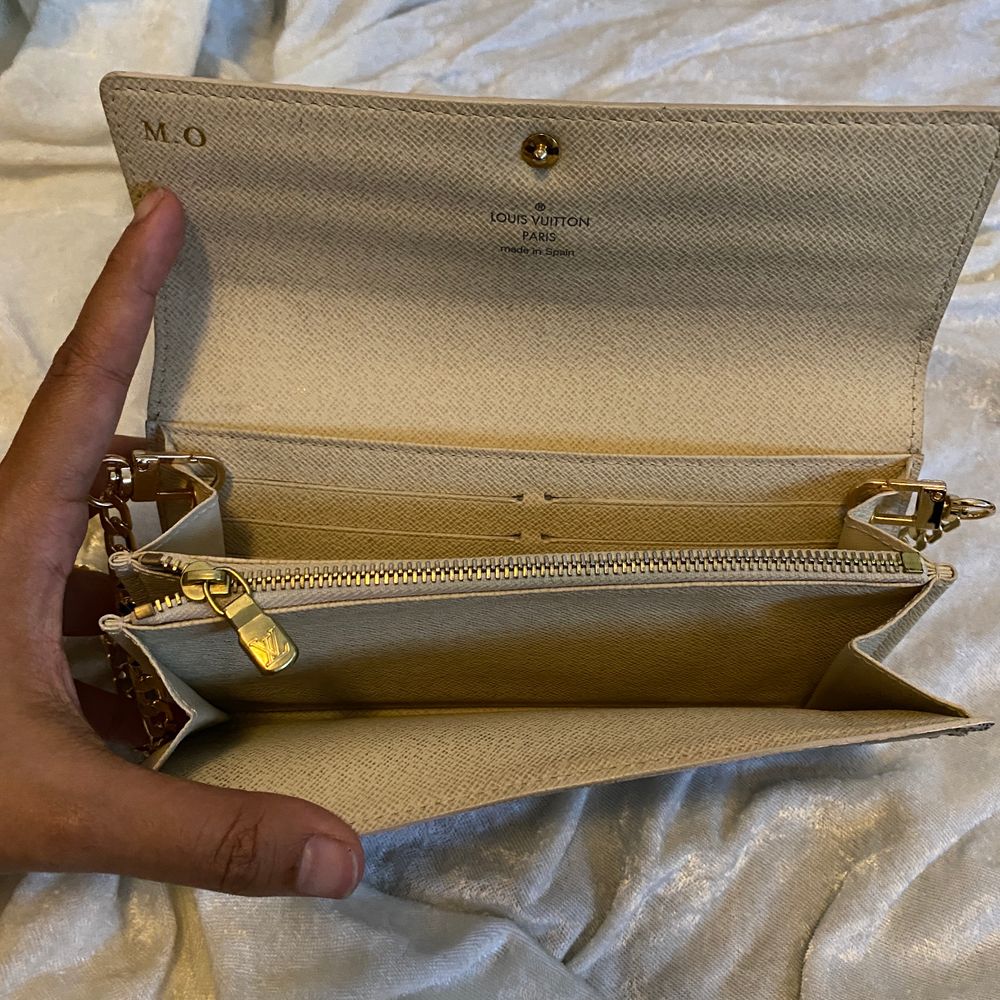 Louis vuitton sarah damier azur i fint skick | man kan använda som kuvertväska eller axelremväska |det finns intialer M.O på insida | koden : CA2131 | 2011 | måttet 19 x 10.5 x 2cm| äkta | kommer med louis vuitton påse (inte låda) |kolla gärna på mina andra annonser |det finns äktabevis 🌹 följa insta : @nmf_se. Väskor.