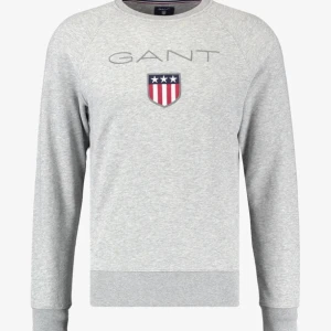 Gant sweatshirt - Enkel och bekväm Gant sweatshirt köpt på Kidsbrandstore! Inga skador eller skavanker, använd fåtal gånger! Storlek S. Nypris: 700kr Säljer den för:200kr! ☺️ Kontakta för bilder eller om ni har frågor!